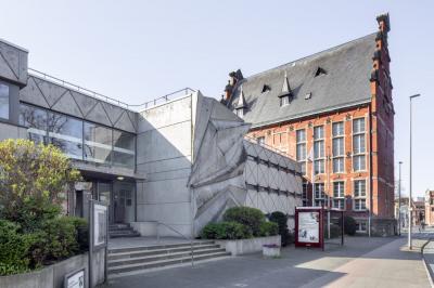 Erweiterungsbau von 1976 mit Eingangsplastik