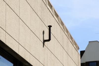 Ofenrohr an der Fassade (Installation von Joseph Beuys)