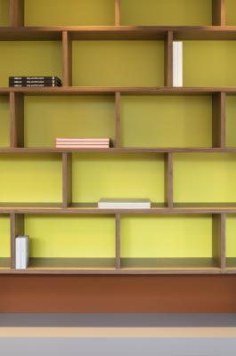 Detail Bücherschrank mit gelben Akzenten