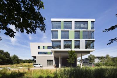 Blick auf die Fassade mit verschiedenen Grüntönen