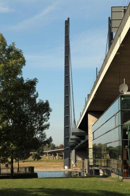 Glaskubus unter der Rheinkniebrücke