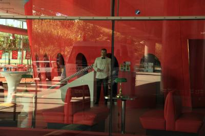 Blick von außen ins Foyer mit rotem eingestellten Theatersaal
