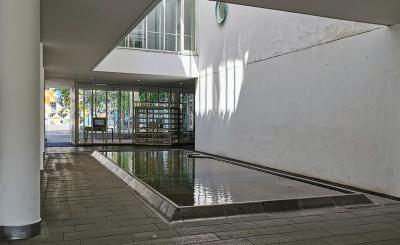 Wasserbecken unter Luftraum