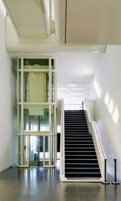Innenansicht mit Treppe und Aufzug