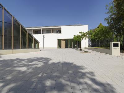 Vorplatz der Kirche und des Gemeindezentrums
