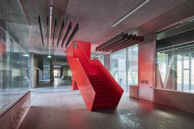 Haupterschließung, Farbakzente der Treppe