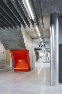 Haupterschließung, Farbakzente der Treppe