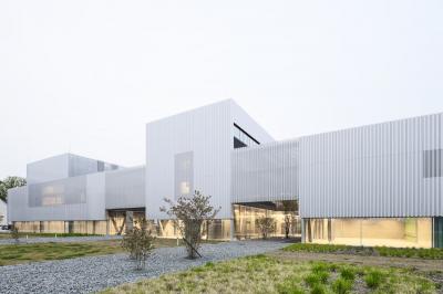 Außenperspektive, transluzente Fassade mit Höhenstaffelung