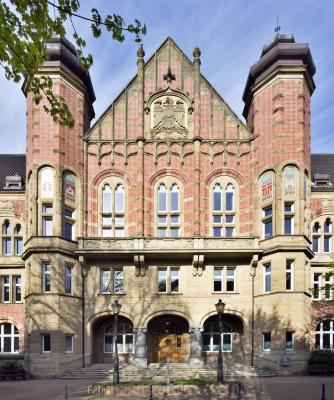 Hauptfassade an der Heidestraße