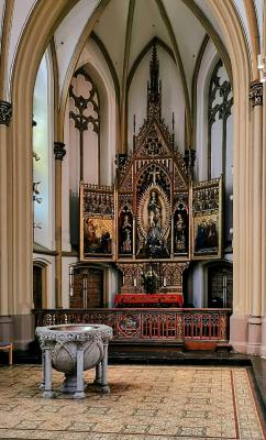 Seitenaltar mit Taufbecken von 1290