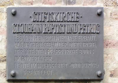 Tafel mit Inschrift an der Kirche