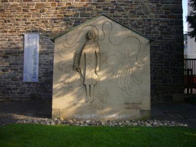 Vorbau als Eingang mit Relief