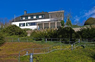 Das Wohnhaus in Hanglage