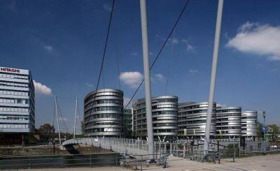 Brücke mit dem Bürogebäude Five Boats im Hintergrund