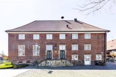 Nordostansicht mit Treppenvorbau und gedoppeltem Eingang