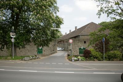 Zufahrt zum Vorhof von Westen