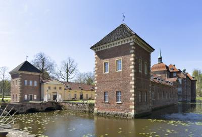 Nordostansicht mit Wassergraben