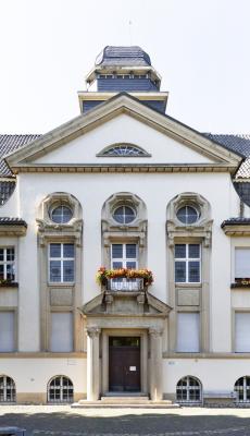 Mittelrisalit mit Dreiecksgiebel