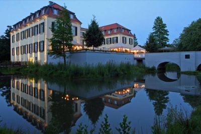 Schloss mit  Schlossgraben in der Dämmerung