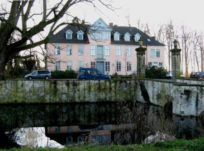 Ansicht Herrenhaus mit Gräfte und Brücke