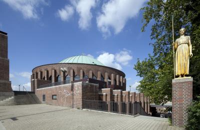 Südansicht Tonhalle mit Pallas Athene von Johannes Knubel