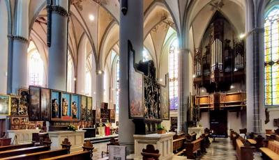 Kircheninnenraum mit Orgel