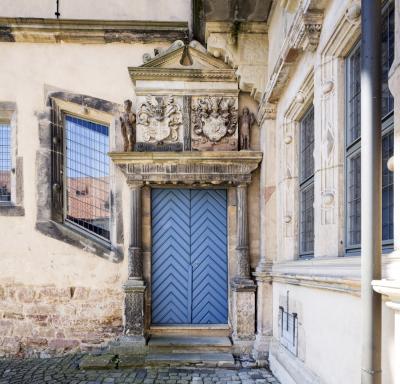 Portal mit Wappen