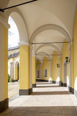 Blick in die Arkadengallerie im Innenhof, nach Sanierung