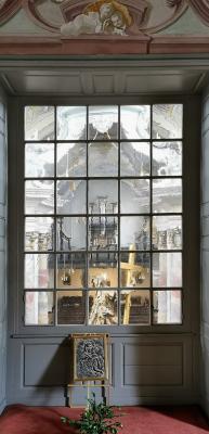 Blick durchs Fenster des Gebetsraums in die Kreuzbergkirche