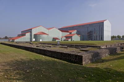 Rückansicht Museum und Thermenschutzbau