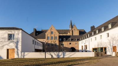 Staffelung der Baukörper, Bestand Naturstein, Neubau weiß verputzt