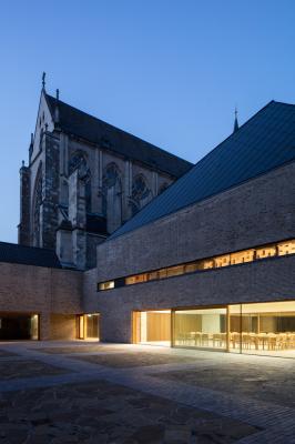 Neubau der Christkönigskapelle, Fensterband und Hoföffnung