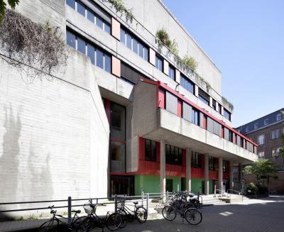 Haupteingang mit angedeutetem Portikus