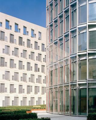 Ansicht Riegel und Fuß des verglasten Turms