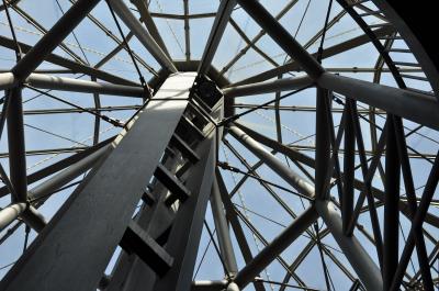 Blick von unten in die Dachkonstruktion der Haltestelle Reinoldikirche