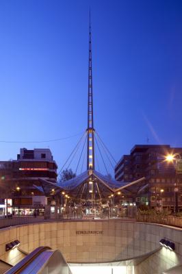 Stadtbahnhaltestelle Reinoldikirche, erleuchtet am Abend