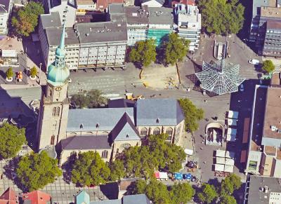 Schrägluftbild mit Stadtbahnhaltestelle und Reinoldikirche