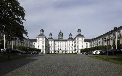 Blick über den Ehrenhof zum Hauptgebäude