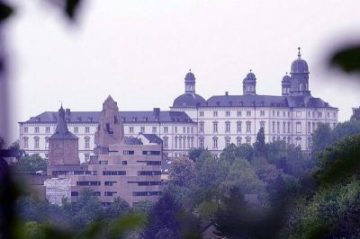 Schloss, davor das Rathaus Bensberg 