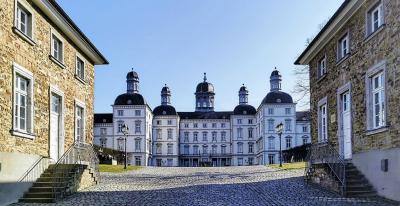 Schloss Bensberg, Blick durch die Torbauten über den Ehrenhof
