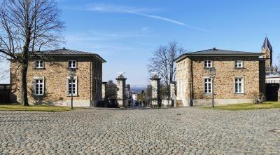 Blick vom Ehrenhof durch die Torbauten zum Kölner Dom