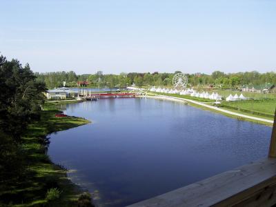 Blick vom Aussichtsturm über den See auf das Rietberger Landesgartenschaugelände