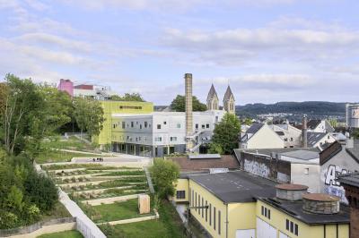 Außenperspektive, terrassierte Außenanlage