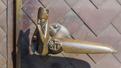 Türklinke des Hauptportals mit Darstellung des hl. Severin