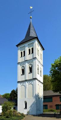 Romanischer Kirchturm aus dem 13. Jahrhundert