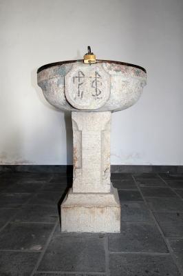 Taufbecken mit Bronzedeckel nach gotischem Stil