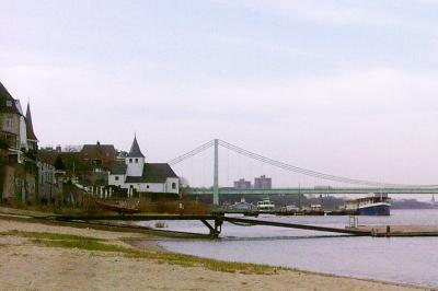 Ansicht aus Blickrichtung Südosten, im Hintergrund die Rodenkirchener Rheinbrücke