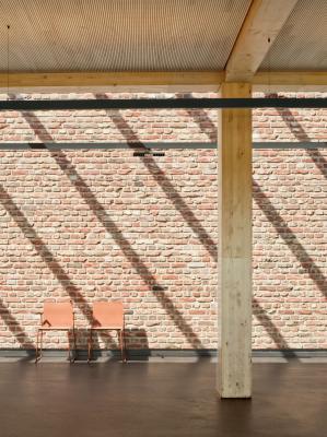 Materialkontrast der Holzkonstruktion und backsteinsichtigen Betonwand