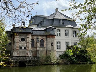 Schloss Türnich mit Schlosskapelle vom Wasser aus gesehen