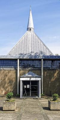 Haupteingang mit Pyramidendach und Dachlaterne des Kirchenraums